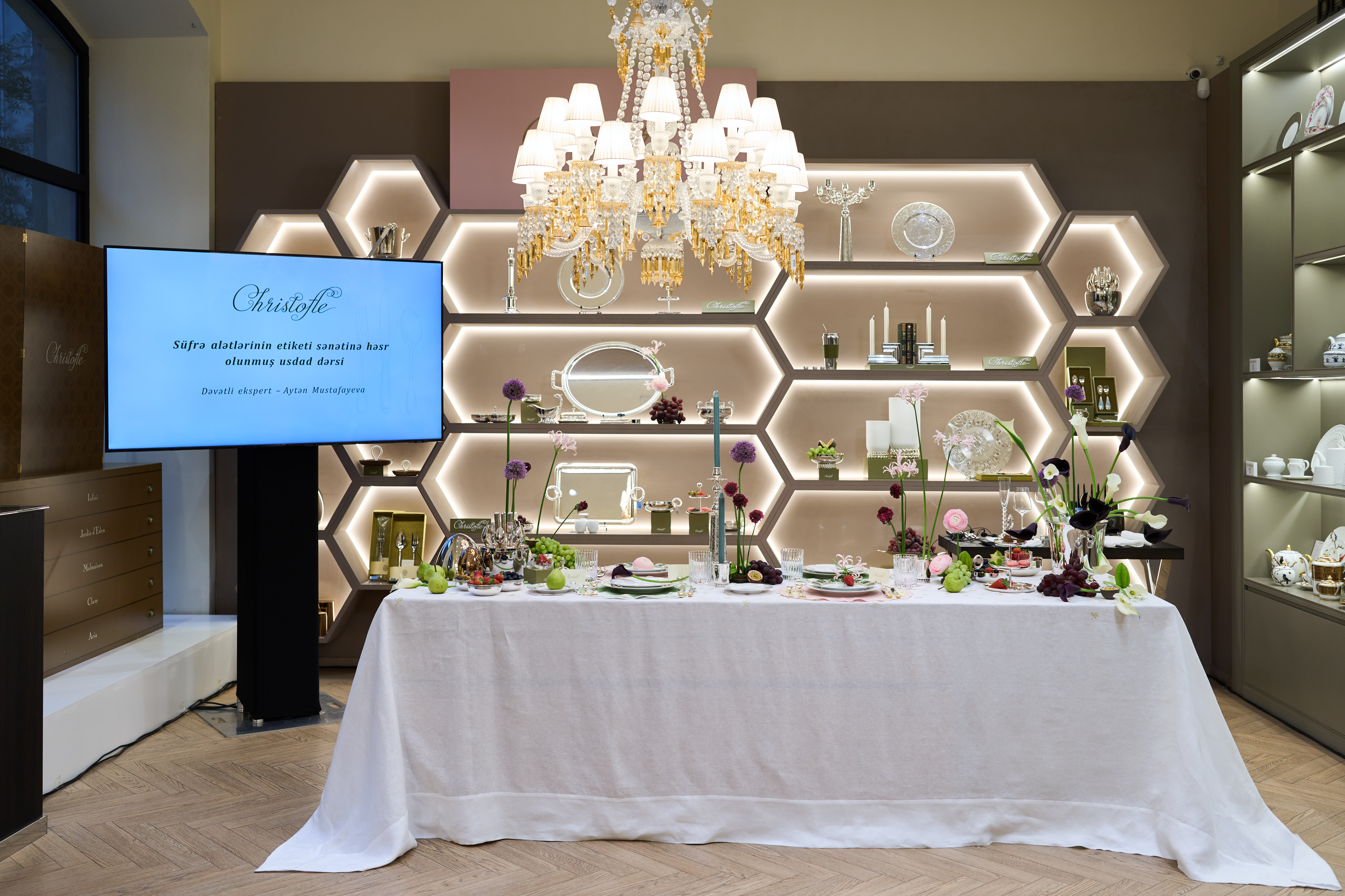 "Christofle" və "ITALDIZAIN" süfrə düzülüşü və etiketinə dair master-klas keçirib